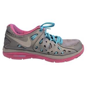 Women’s Size 8 Nike shoe. Gently used in good condition.